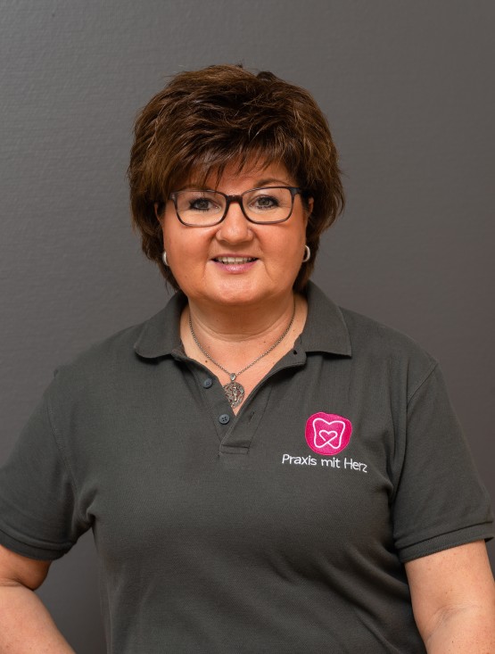 Frau Schöttke ist die Spezialistin für Zahnreinigung in der Zahnarztpraxis Norderstedt